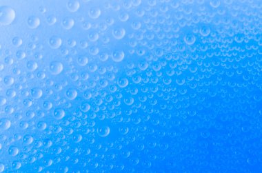 renkli arka plan üzerinde su damlası