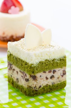 Beyaz arka plan üzerinde izole Matcha yeşil çay pasta