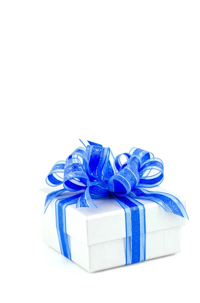 Pudełko na prezenty izolowane białe tło — Zdjęcie stockowe