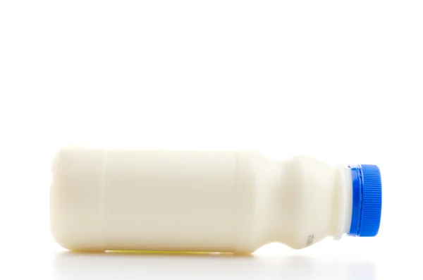 Молоко изолированный белый фон — стоковое фото