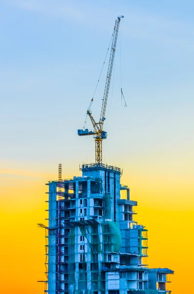 Construcción de grúas Crepúsculo veces — Foto de Stock