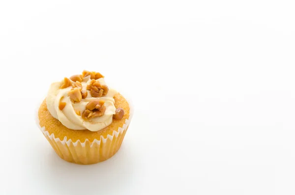 Cupcake aux noix isolé sur fond blanc — Photo