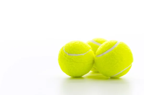 Tennisbälle isoliert auf weiß — Stockfoto