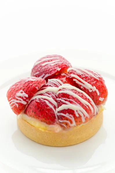 Tarte aux fraises isolée sur blanc — Photo