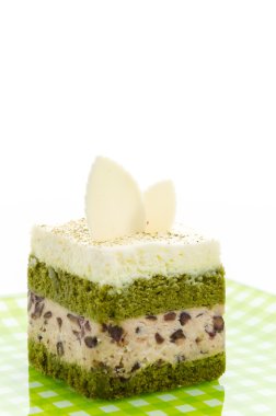 Beyaz arka plan üzerinde izole Matcha yeşil çay pasta