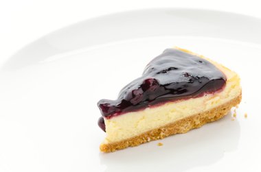 Yaban mersinli cheesecake izole beyaz arka plan