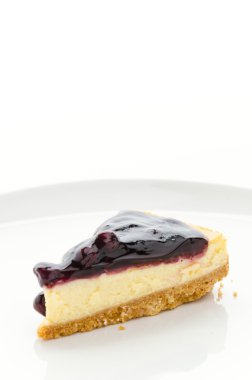 Yaban mersinli cheesecake izole beyaz arka plan