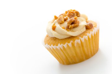 Beyaz arka plan üzerinde izole fındık cupcake