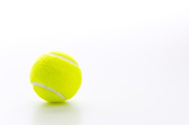Tenis topları üzerinde beyaz izole