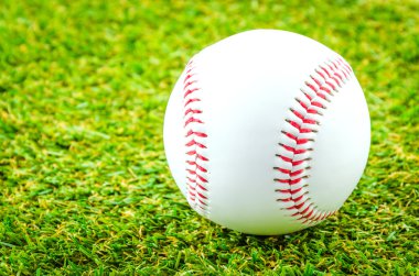 Beyzbol yeşil çimenlerin üzerinde