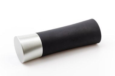 siyah şişe parfüm izole beyaz arka plan