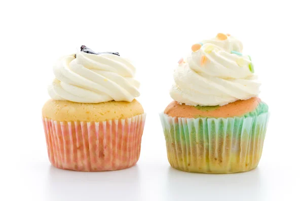 Cupcakes geïsoleerd op witte achtergrond — Stockfoto