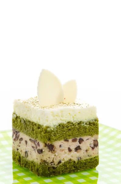 Matcha grönt te kaka isolerad på vit bakgrund — Stockfoto