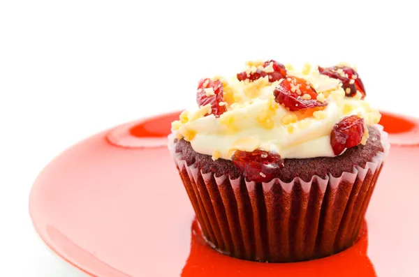 Roter Cupcake Samt isoliert weißer Hintergrund — Stockfoto