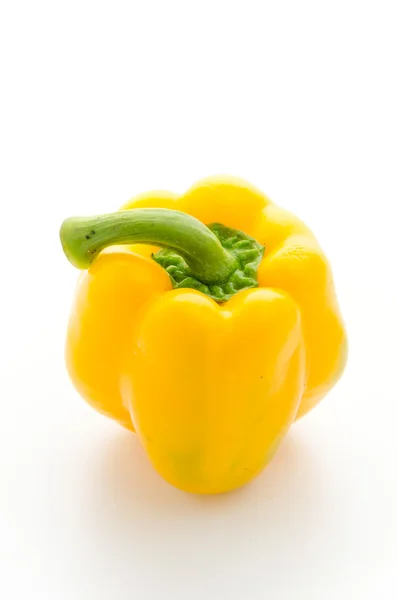 Желтый перец изолирован на белом — стоковое фото