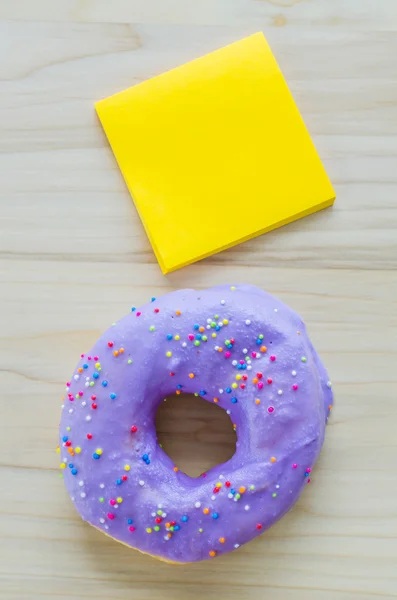 Donut mit Papiernote — Stockfoto