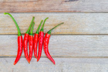 ahşap zemin üzerine kırmızı biber