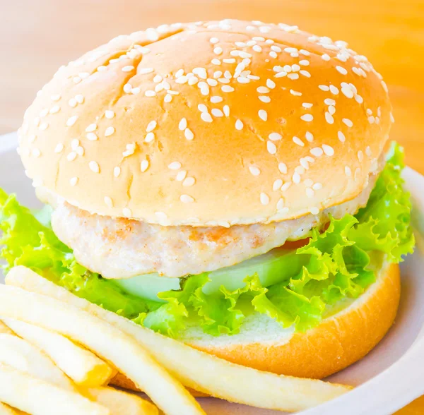 Hamburguesa y papas fritas, comida rápida —  Fotos de Stock