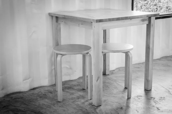 Ahşap masa ve sandalye — Stok fotoğraf