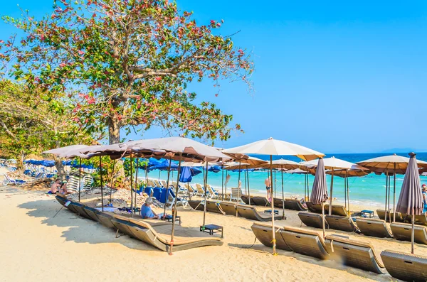 Camas de sol na praia de pattaya — Fotografia de Stock
