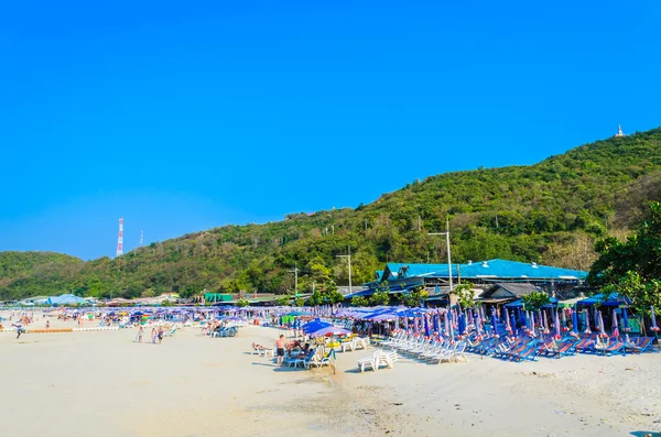 Solstolar på pattaya beach — Stockfoto