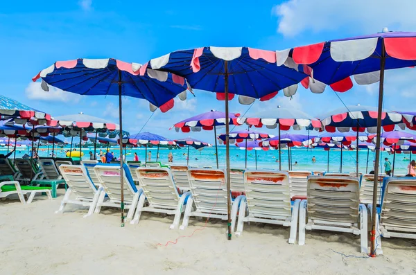 Camas de sol na praia tropical — Fotografia de Stock