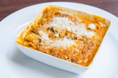 Lazanya plaka üzerinde