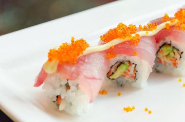 suşi plaka üzerinde