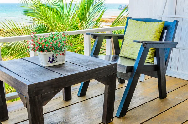 Silla de madera en la playa — Foto de Stock