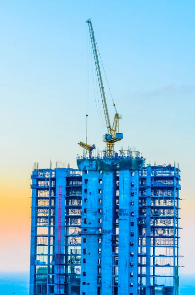 Guindaste construção crepúsculo vezes — Fotografia de Stock