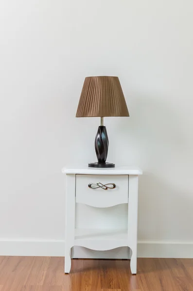 Lampe sur table de chevet — Photo