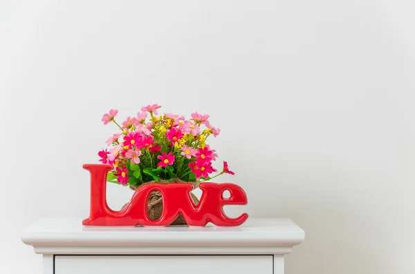 Sinal de amor na mesa de cabeceira — Fotografia de Stock