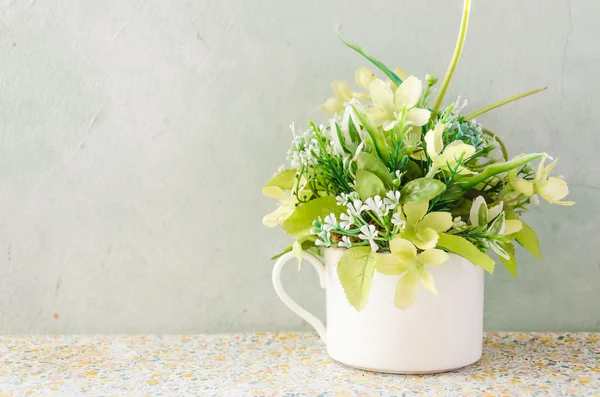 Ramo de flores en jarrón — Foto de Stock