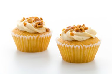 Beyaz arka plan üzerinde izole fındık cupcake