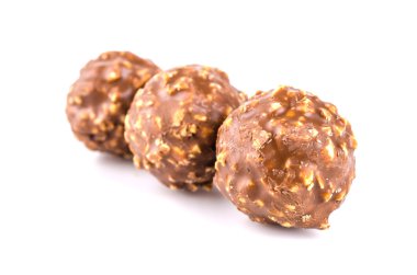 Çikolatalı top izole beyaz arka plan