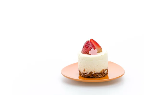 白の背景に分離したイチゴのチーズケーキ — ストック写真