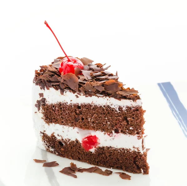 흰색 배경에 고립 된 초콜릿 케이크 — 스톡 사진