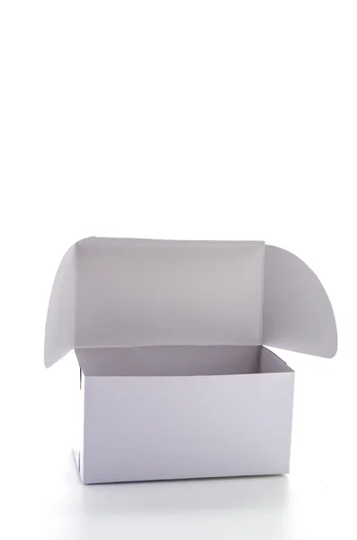 Weiße Box isoliert auf weißem Hintergrund — Stockfoto