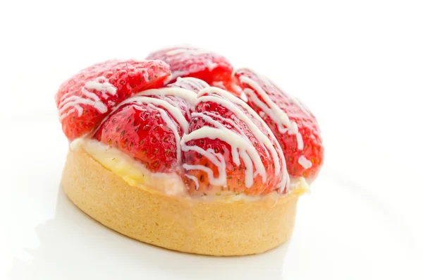 Tarte aux fraises isolée sur blanc — Photo