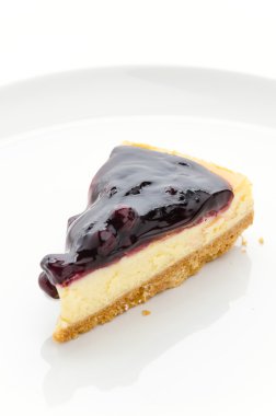 Yaban mersinli cheesecake izole beyaz arka plan