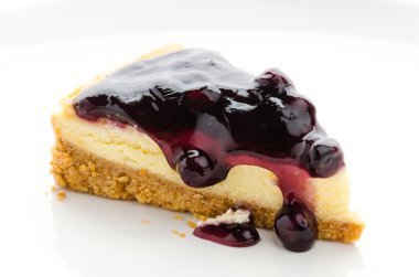Yaban mersinli cheesecake izole beyaz arka plan
