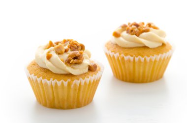 Beyaz arka plan üzerinde izole fındık cupcake