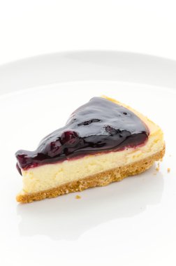 Yaban mersinli cheesecake izole beyaz arka plan