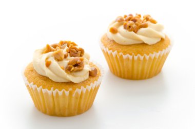 Beyaz arka plan üzerinde izole fındık cupcake