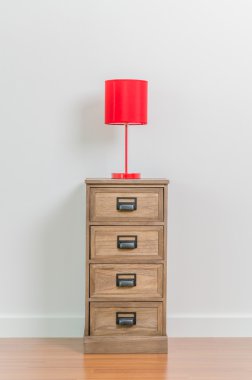 Lamba komodinin üzerinde.