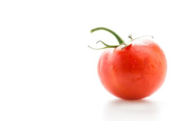 Domates beyazda izole.