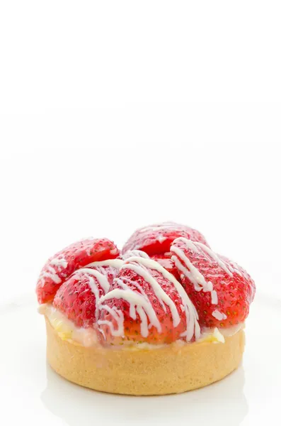 Tarte aux fraises isolée sur blanc — Photo