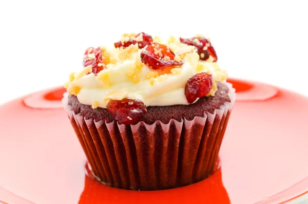 Vermelho cupcake veludo isolado fundo branco — Fotografia de Stock