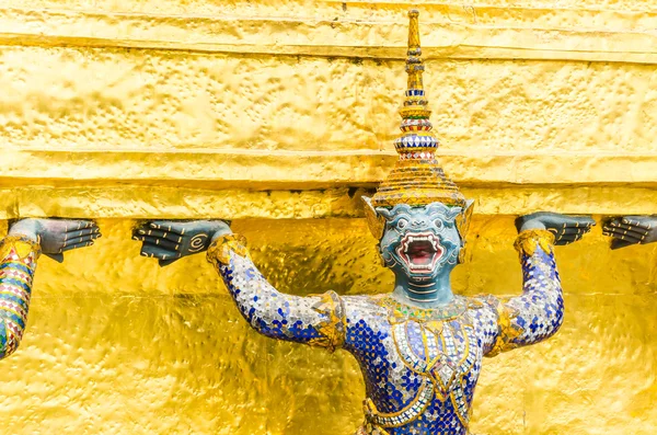 Giant statue in emerald temple bangkok thailand — Stock Photo, Image