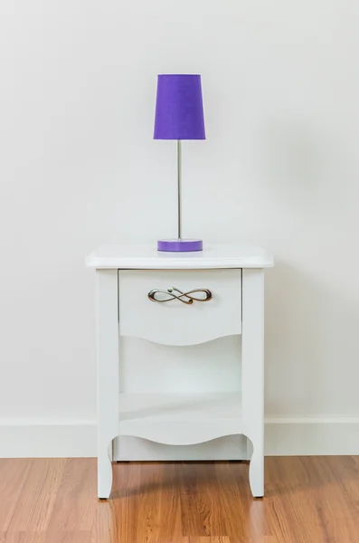 Lampe sur table de chevet — Photo